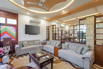 alaya stays abhimanyu mansion pearl