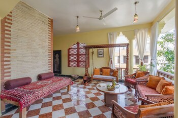 alaya stays abhimanyu mansion pearl