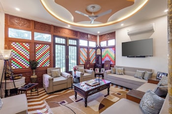 alaya stays abhimanyu mansion pearl