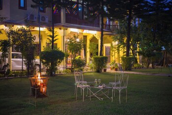 alaya stays abhimanyu mansion pearl