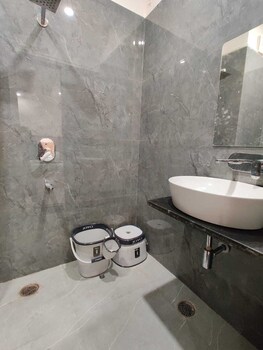 hotel kalra