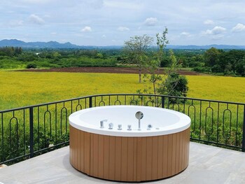 the peak hill pool villa