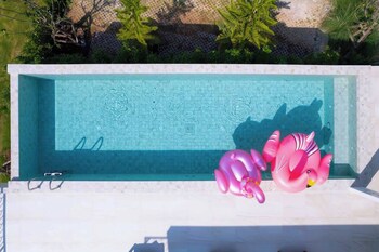 the peak hill pool villa
