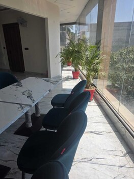 hotel r r tripathi