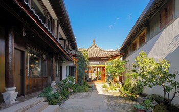 lijiang naxi hereditary courtyard