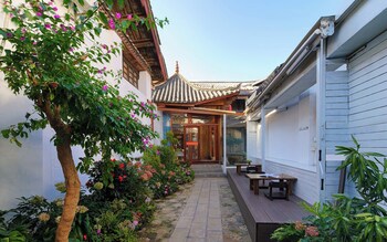 lijiang naxi hereditary courtyard