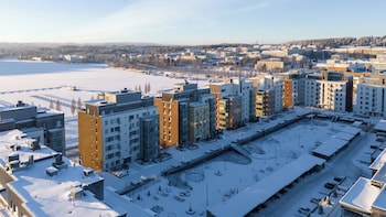 bright 2br apartment with lake views