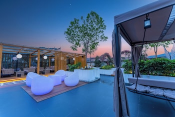 12c baiyujing hot spring resort furong