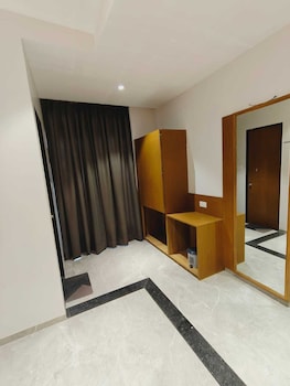 Ll Palace,,2 star