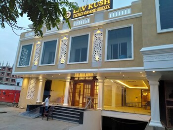 hotel lav kush grand ayodhya