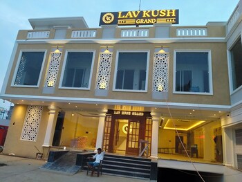 hotel lav kush grand ayodhya
