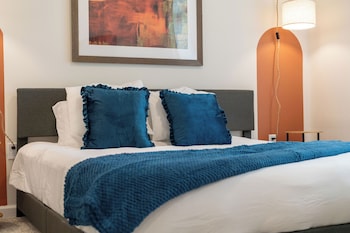 riviere apartments king bed suite and pool and gym and pet friendly and near epic universe