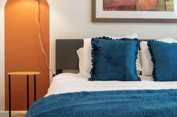 riviere apartments king bed suite and pool and gym and pet friendly and near epic universe