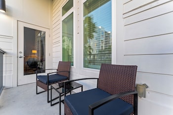 riviere apartments king bed suite and pool and gym and pet friendly and near epic universe