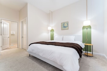 riviere 3br apartment stylish king family pets friendly pool and gym near epic universeopens