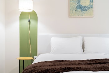 riviere 3br apartment stylish king family pets friendly pool and gym near epic universeopens