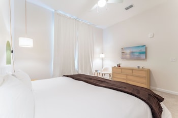 riviere 3br apartment stylish king family pets friendly pool and gym near epic universeopens