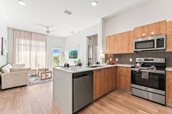 riviere 3br apartment stylish king family pets friendly pool and gym near epic universeopens