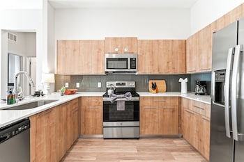 riviere 3br apartment stylish king family pets friendly pool and gym near epic universeopens