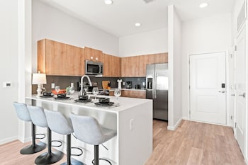 riviere 3br apartment stylish king family pets friendly pool and gym near epic universeopens