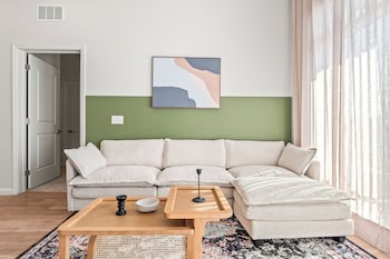 riviere 3br apartment stylish king family pets friendly pool and gym near epic universeopens