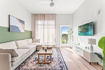 riviere 3br apartment stylish king family pets friendly pool and gym near epic universeopens
