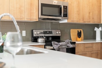riviere 3br apartment stylish king family pets friendly pool and gym near epic universeopens
