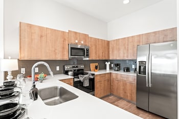 riviere 3br apartment stylish king family pets friendly pool and gym near epic universeopens