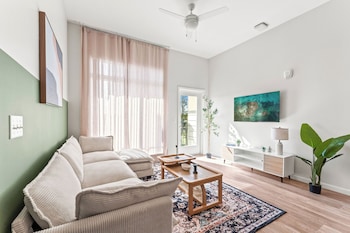 riviere 3br apartment stylish king family pets friendly pool and gym near epic universeopens