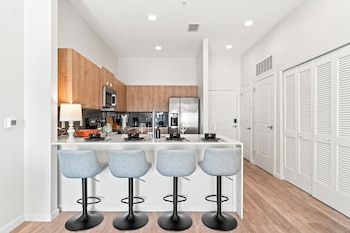 riviere 3br apartment stylish king family pets friendly pool and gym near epic universeopens