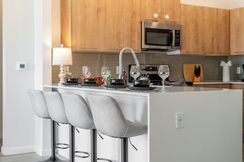 riviere 3br apartment stylish king family pets friendly pool and gym near epic universeopens
