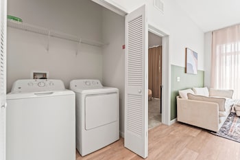 riviere 3br apartment stylish king family pets friendly pool and gym near epic universeopens