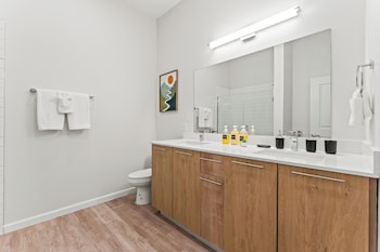 riviere 3br apartment stylish king family pets friendly pool and gym near epic universeopens