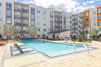 riviere 3br apartment stylish king family pets friendly pool and gym near epic universeopens