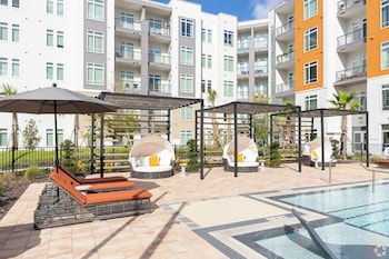 riviere 3br apartment stylish king family pets friendly pool and gym near epic universeopens