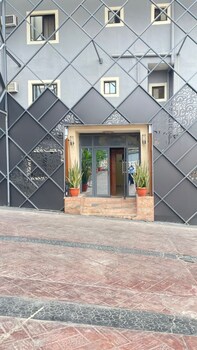 six diamond hotel opebi