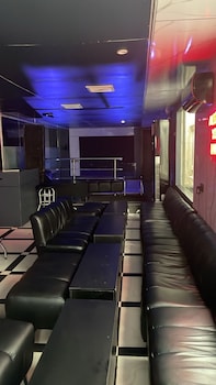 six diamond hotel opebi
