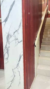 six diamond hotel opebi