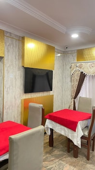 six diamond hotel opebi