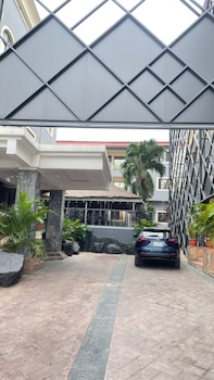 six diamond hotel opebi