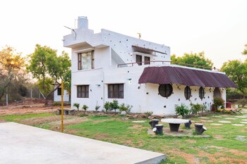 alaya stays khade farms 4bhk petfriendly