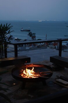 Bui Retreat,,2 star