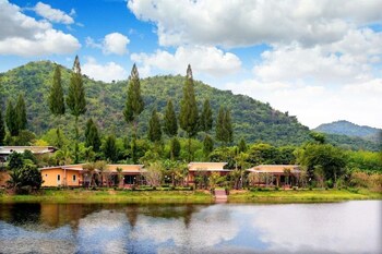 Social Escape Hotel (Lemon Chalet),,2 star