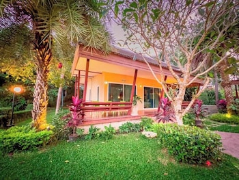 Social Escape Hotel (Lemon Chalet),,2 star