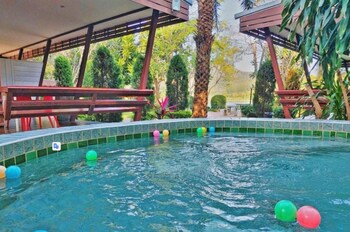 Social Escape Hotel (Lemon Chalet),,2 star