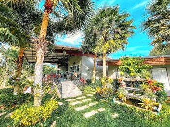 Social Escape Hotel (Lemon Chalet),,2 star