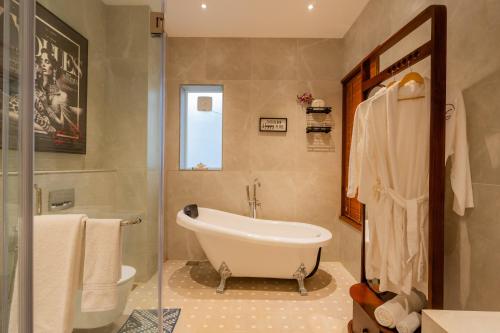 elivaas yashgeet 4 bhk villa with pool