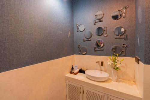 elivaas yashgeet 4 bhk villa with pool
