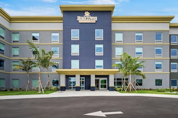 Hometowne Studios By Red Roof Fort Myers,,3 star