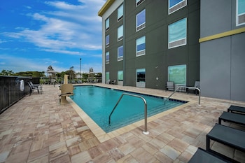 hometowne studios by red roof fort myers